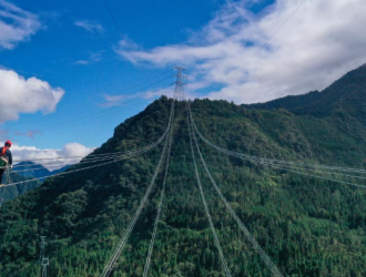 二郎山上的电力建设者