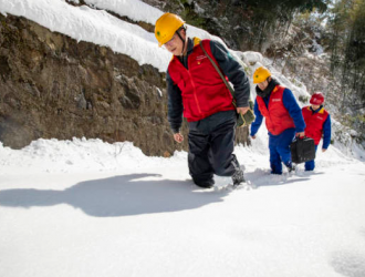 事关30户人家的用电，他们穿过50厘米深积雪巡护电网