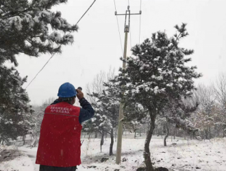 北京1700多电力人顶风冒雪守护电网